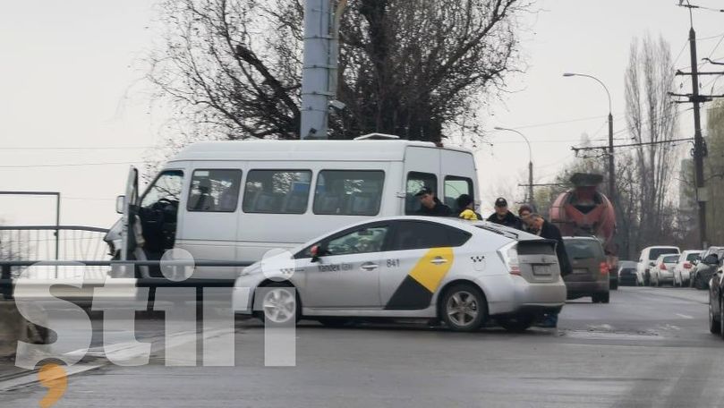 Microbuz din Chișinău, la un pas de a cădea de pe pod. Primele imagini