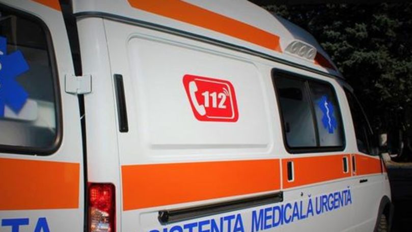 Ambulanță blocată pe stradă, împinsă de trecători în Chișinău