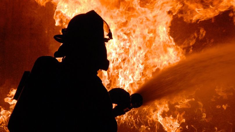 Un băiețel de 2 ani și-a salvat familia din casa care ardea