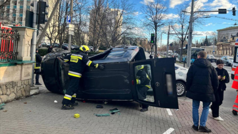 Accident grav în Capitală: Un automobil s-a răsturnat. Cine e vinovat