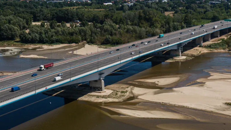 Fluviul care traversează Varșovia a scăzut la un nivel minim record