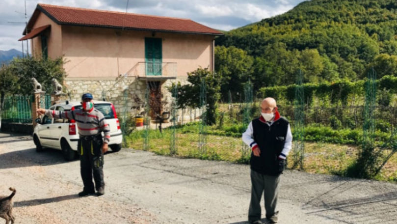 Satul în care locuiesc numai 2 oameni și insistă să poarte mască