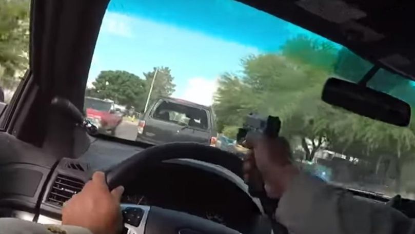 Polițist, filmat cum împușcă nemilos într-o mașină urmărită