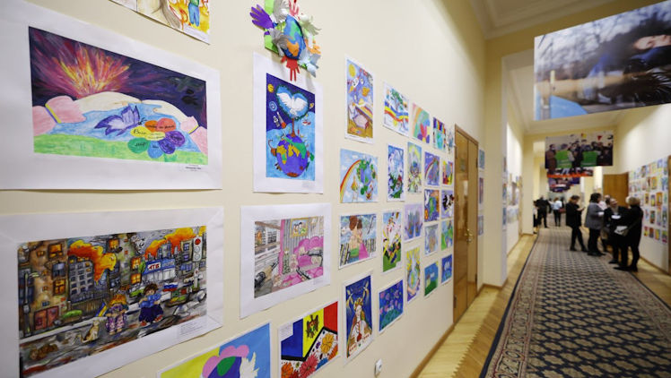 Copiii pentru pace: Expoziție de desene, vernisată la Primăria Chișinău
