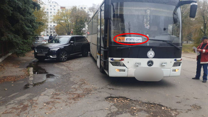Chișinău: Un autocar cu 30 de persoane s-a lovit într-o mașină parcată