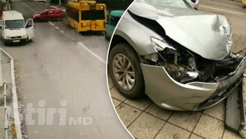 Momentul în care o mașină de taxi provoacă un accident la Tiraspol