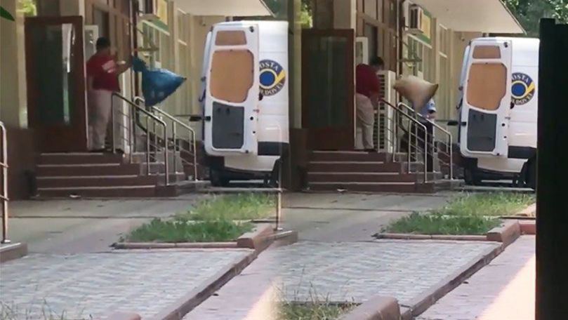 Angajat Poșta Moldovei, filmat cum aruncă coletele în mașină