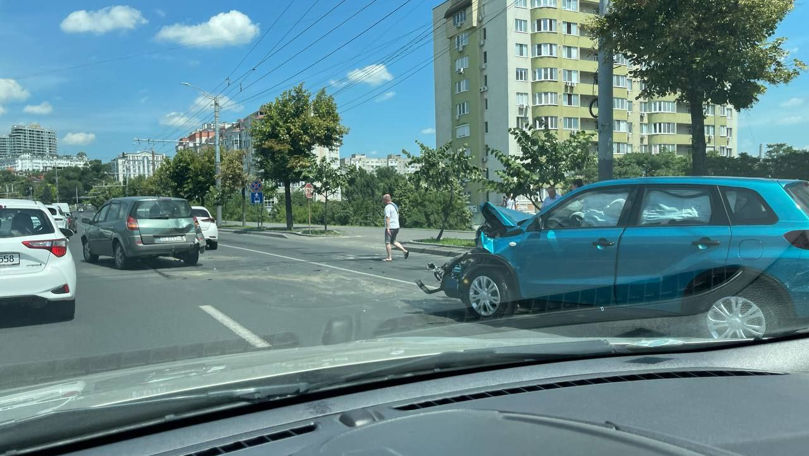 Accident rutier cu implicarea mai multor automobile în Chișinău