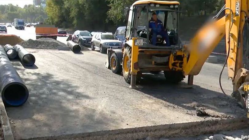 На улице Албишоара снимают свежеуложенный асфальт, чтобы проложить трубы.