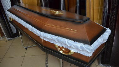 Un sicriu a căzut dintr-o mașină funerară, în drum spre înmormântare