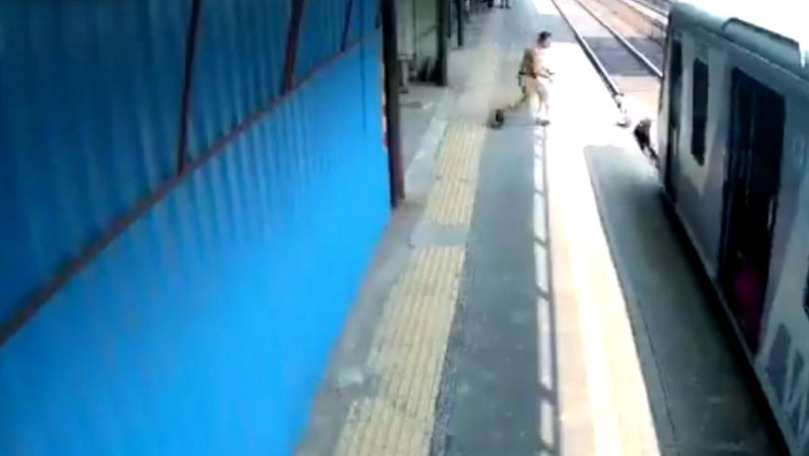 Un polițist a salvat un om care a fost aproape să fie călcat de tren