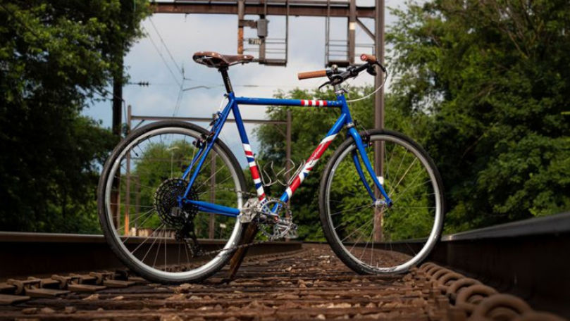 Joe Biden i-a făcut cadou lui Boris Johnson o bicicletă personalizată