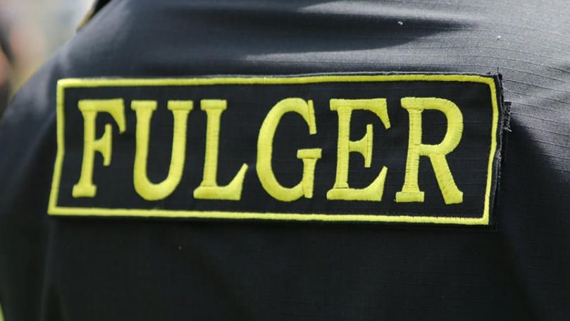 Офицер Fulger случайно выстрелил себе в ногу.