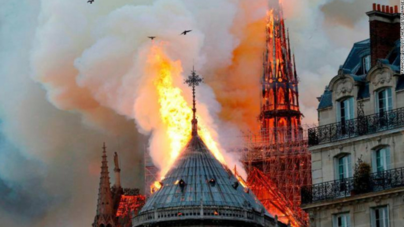 Ce spun procurorii despre cauza incendiului de la Notre-Dame