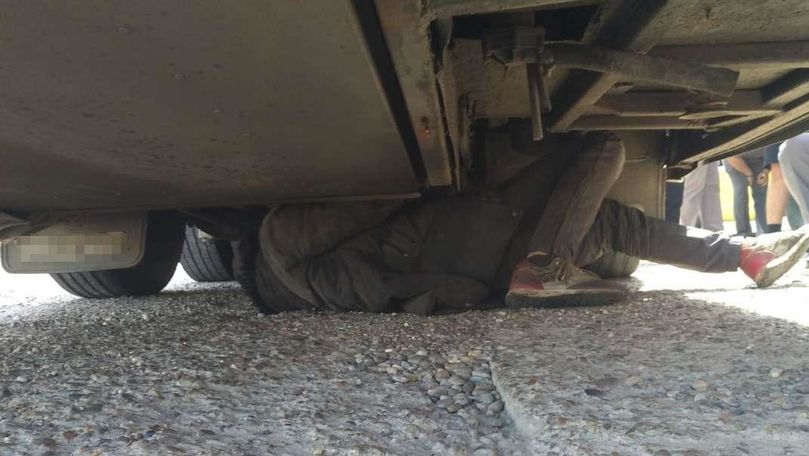 Doi străini, ascunși sub un autocar cu moldoveni, depistați la vamă
