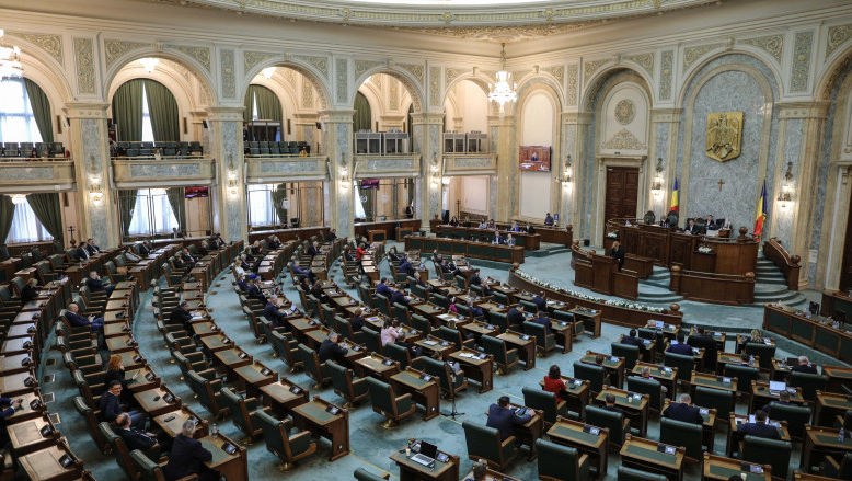 Bolojan a redus numărul personalului de la Senat. Câte posturi au rămas
