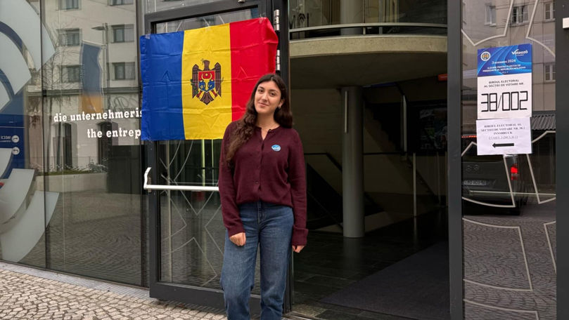 O studentă din Moldova, observator într-o secție de votare din Austria