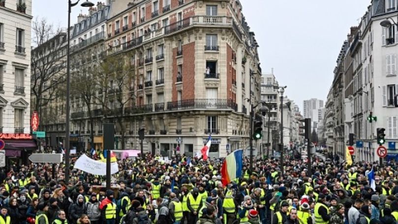 Vestele Galbene continuă să blocheze intersecții în Franța