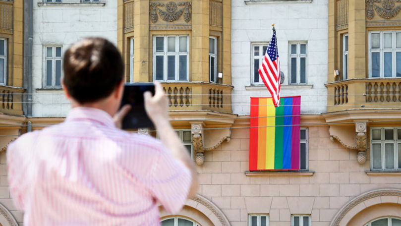 Reacția lui Putin după ce ambasada SUA la Moscova a afișat steagul LGBT