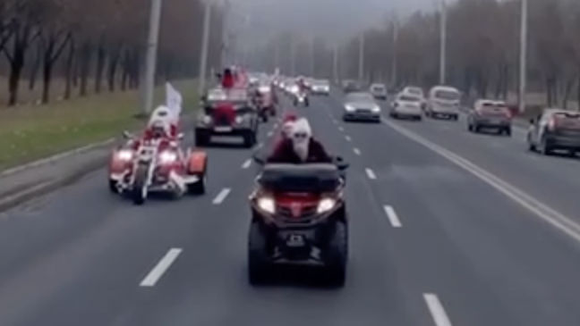 Mai mulți Moși Crăciuni, surprinși pe străzile din Capitală