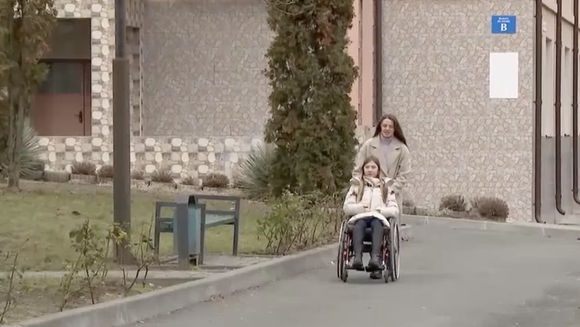 Scrisul i-a dat aripi: O tânăra în scaun cu rotile care a lansat o carte