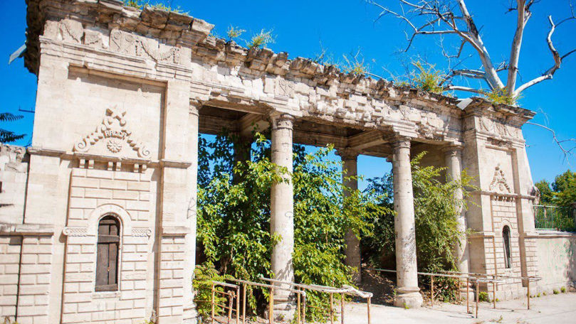 Группа активистов выступила против продажи стадиона посольству США.