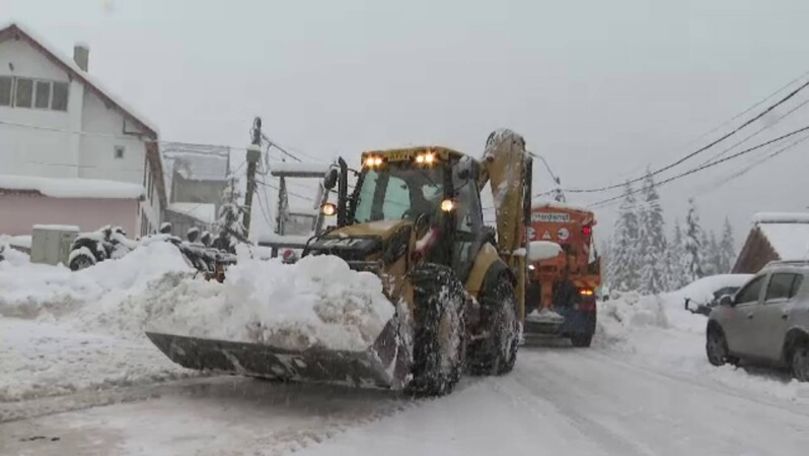 Pe Transalpina ninge încontinuu de 2 zile: Nu pot să ies de aici