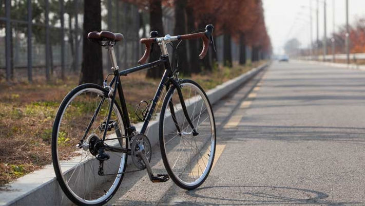 Irlanda de Nord: Un bărbat a mers pe bicicletă cu un copil agățat de gât