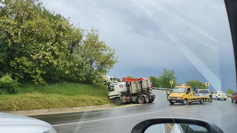 Accident grav la Peresecina: Un camion a derapat de pe șosea