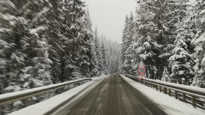Iarna revine. Drumarii au intervenit în zonele muntoase ale României