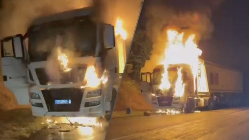 Un camion care transporta floarea-soarelui a luat foc pe traseul R-32