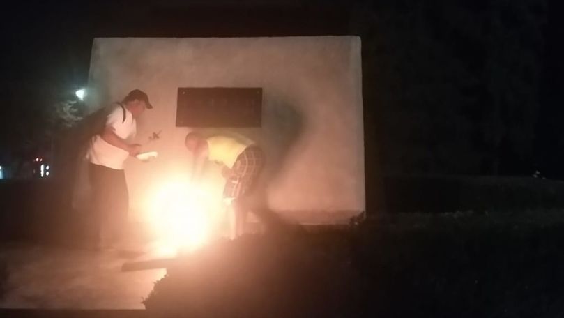 Doi bărbați, filmați în timp ce fac grătar la Focul Veșnic din Bălți