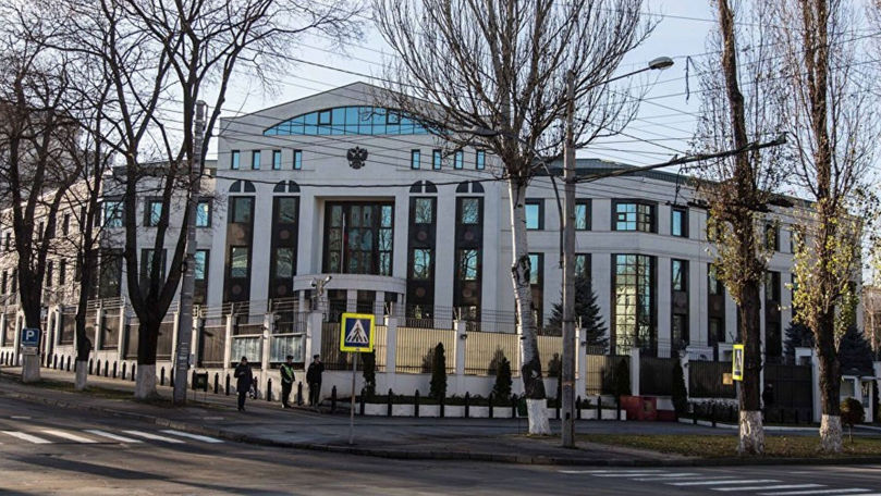 Одного из сотрудников посольства РФ могут объявить персоной нон грата.