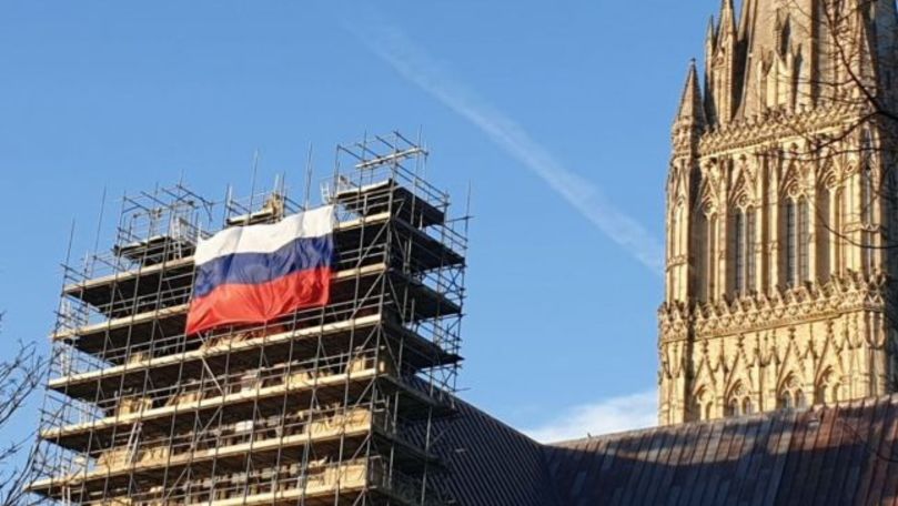 Steagul Rusiei a fost agăţat pe schelele de la catedrala din Salisbury