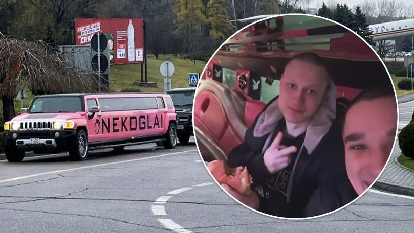 Bloggerul expulzat din Rusia, întâmpinat cu o limuzină roz la Chișinău