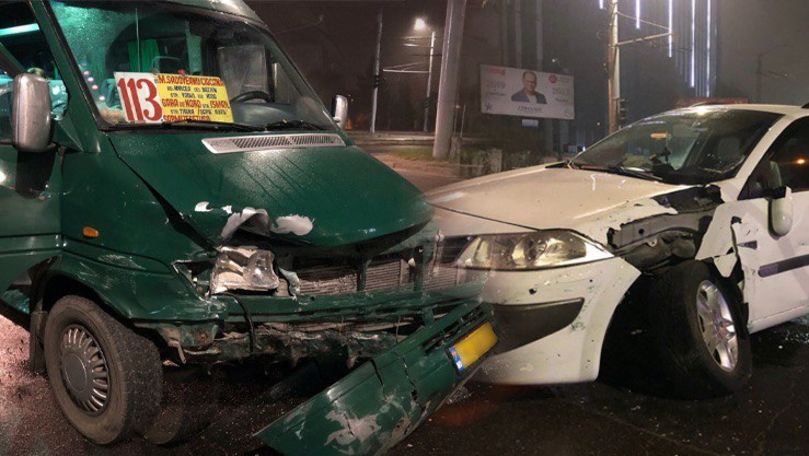 Accident în centrul Capitalei: Renault, tamponat de un microbuz de rută