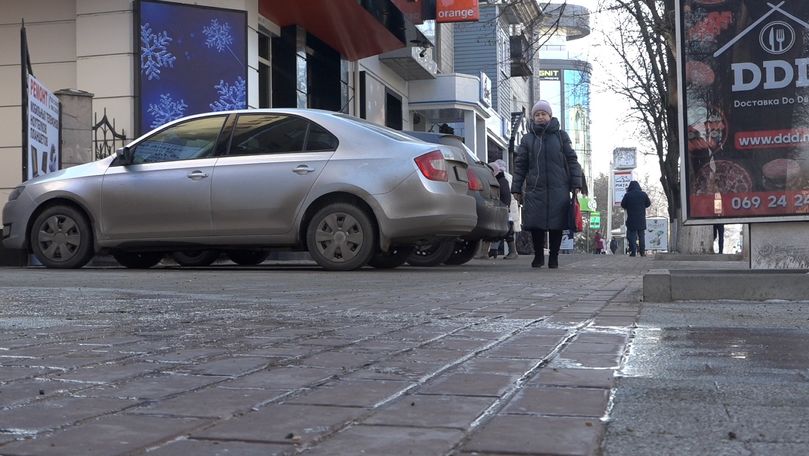 За парковку на тротуарах в Бельцах начнут штрафовать.