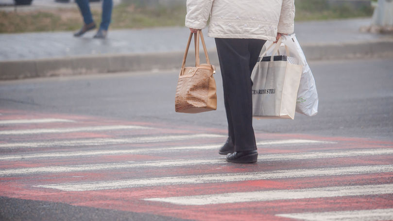 Accident pe o trecere de pietoni din Capitală: Două femei, la spital