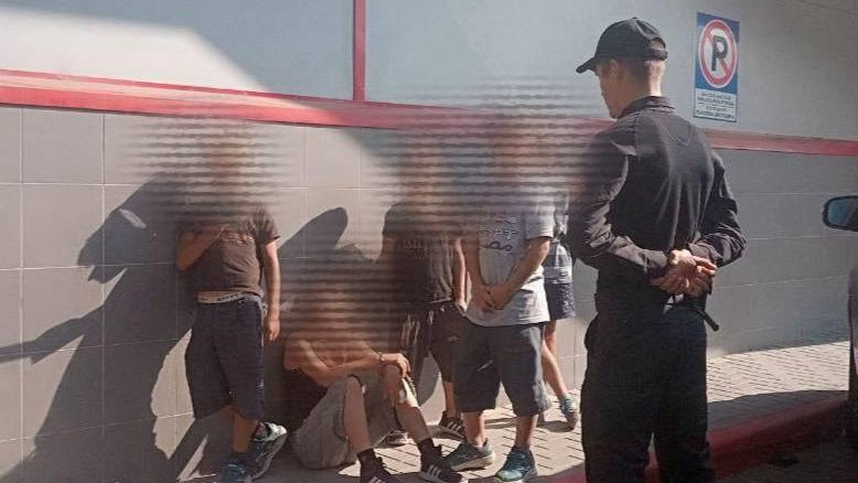 Jefuiau și hărțuiau copii: Cinci minori căutați, reținuți de carabinieri