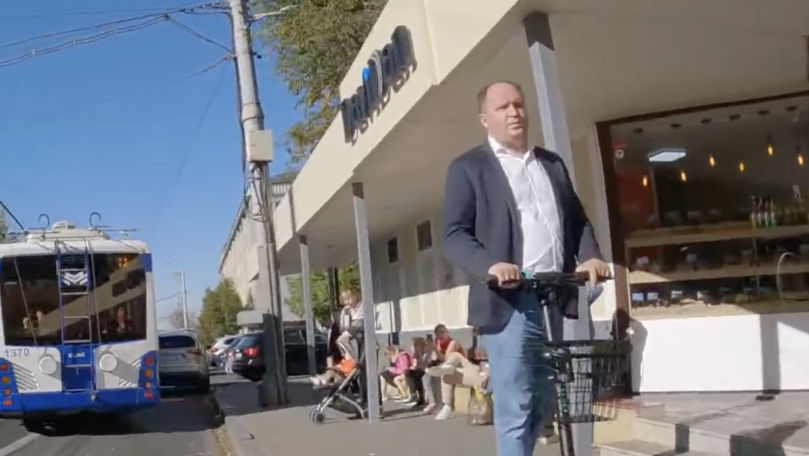 Ion Ceban, surprins cum nu încape pe trotuar: Remarca unui martor