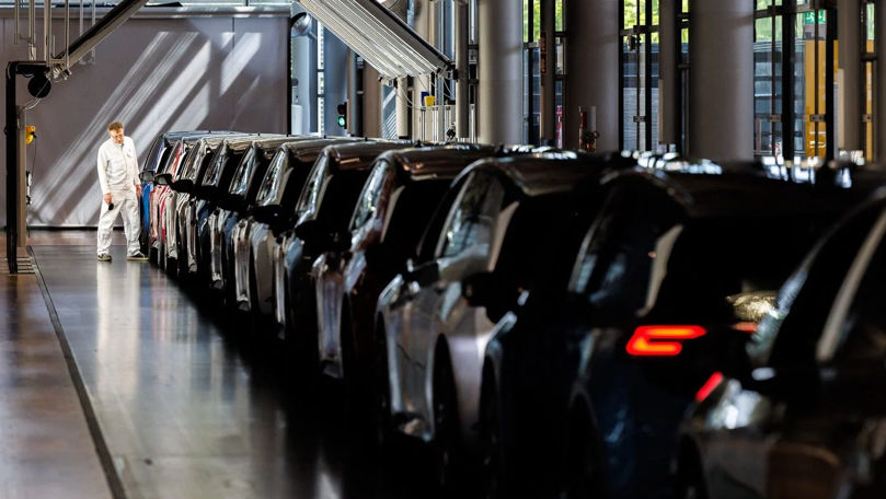 Industria auto globală frânează din cauza lipsei de minereuri rare