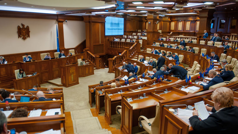 Депутаты получили зарплату за 2 месяца, хотя не было заседаний парламента.