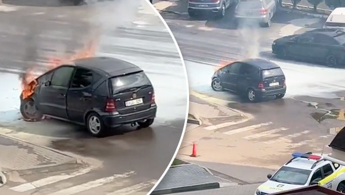 Șoferi indiferenți: Mai multe mașini trec pe lângă un automobil ce arde