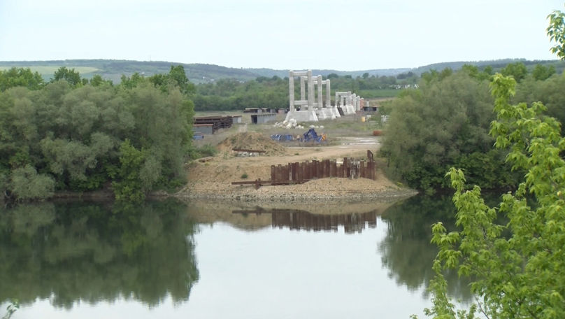 Cosăuți: Oamenii așteaptă să fie reluată construcția podului peste râu