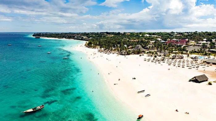 Zeci de români, înșelați cu oferte false de vacanțe în Zanzibar