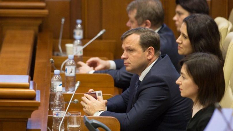 Andrei Năstase a venit în Parlament cu paşaportul în mână
