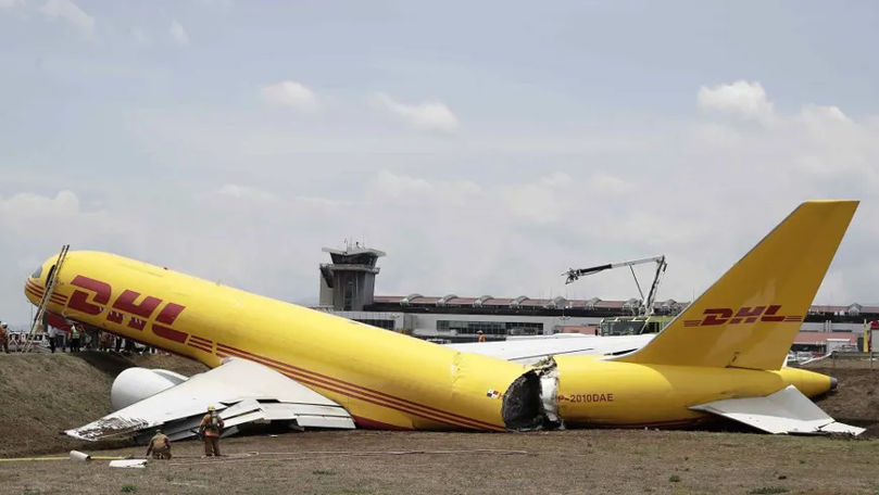 Filmare: Un avion s-a rupt în două după o aterizare de urgenţă