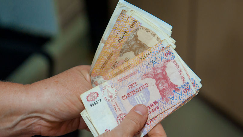 Oamenii, indignați de mesajele care vin odată cu transferul pensiei
