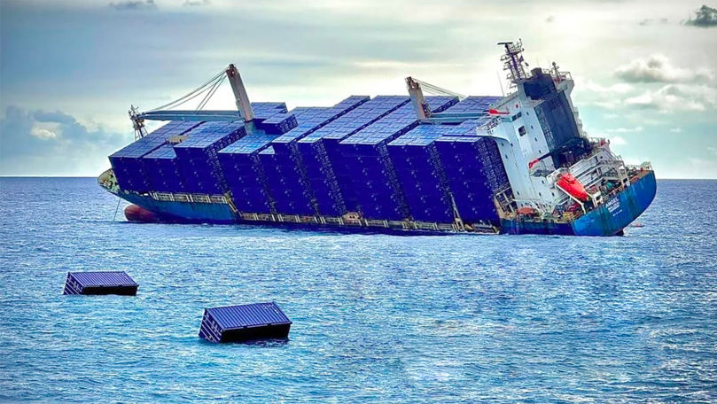 O navă cargo care transporta mărfuri periculoase s-a scufundat în India