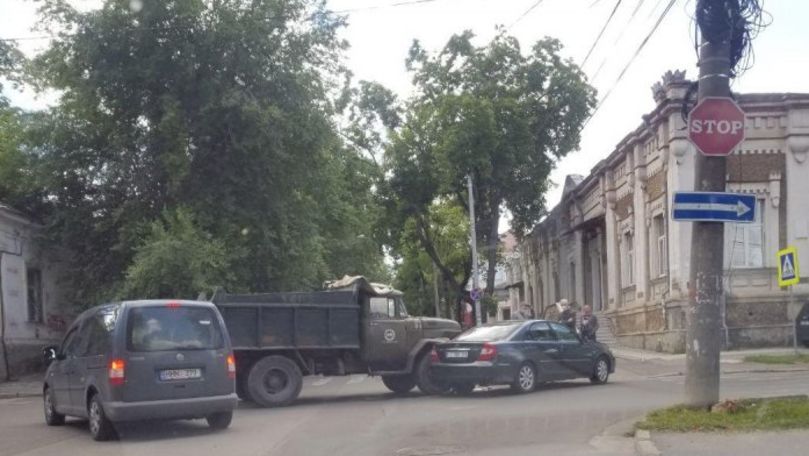 Accident în Capitală: Un ZIL și o mașină au blocat o intersecție